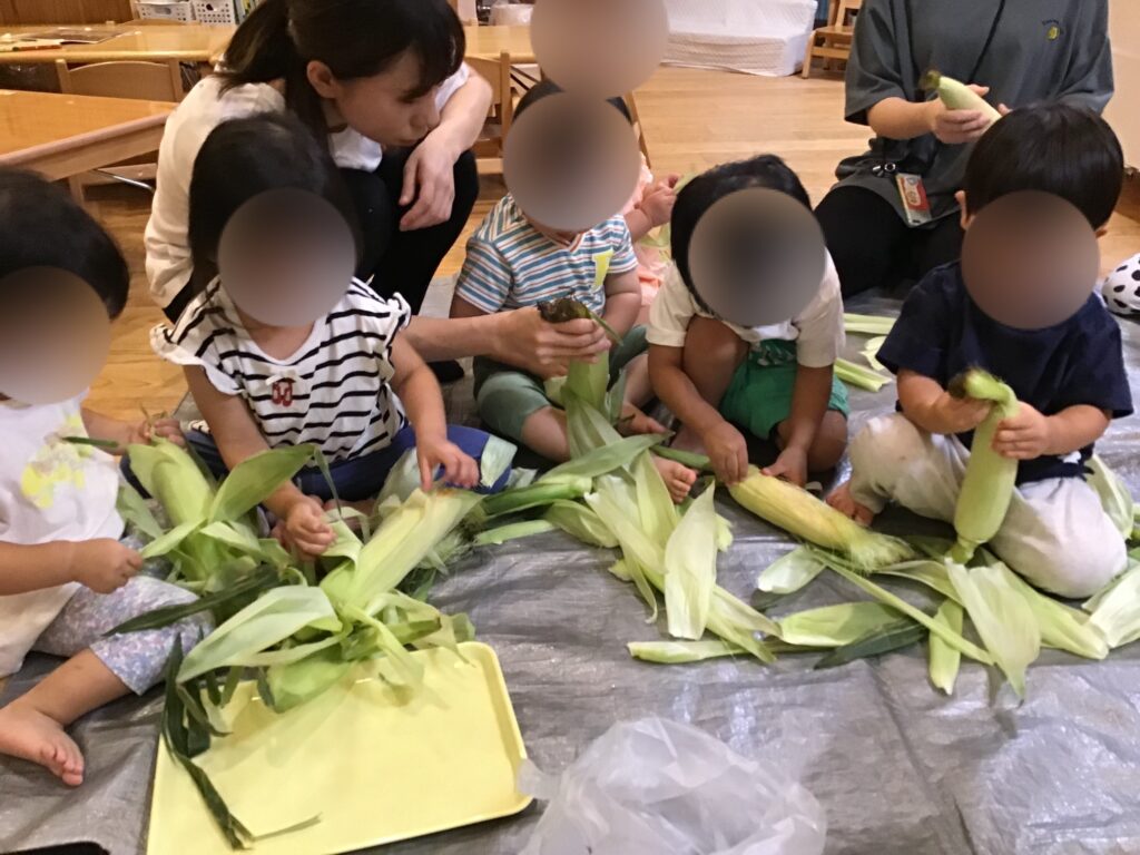 とうもろこしの皮むきをしました。