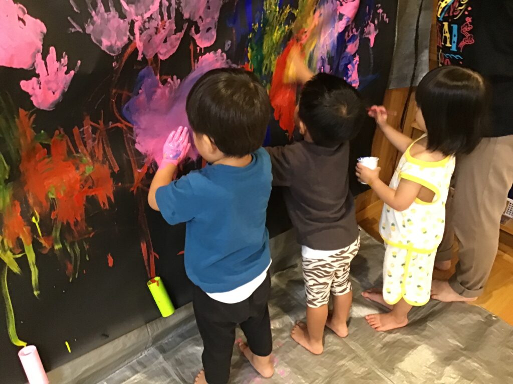 絵の具を使って花火を作りました。