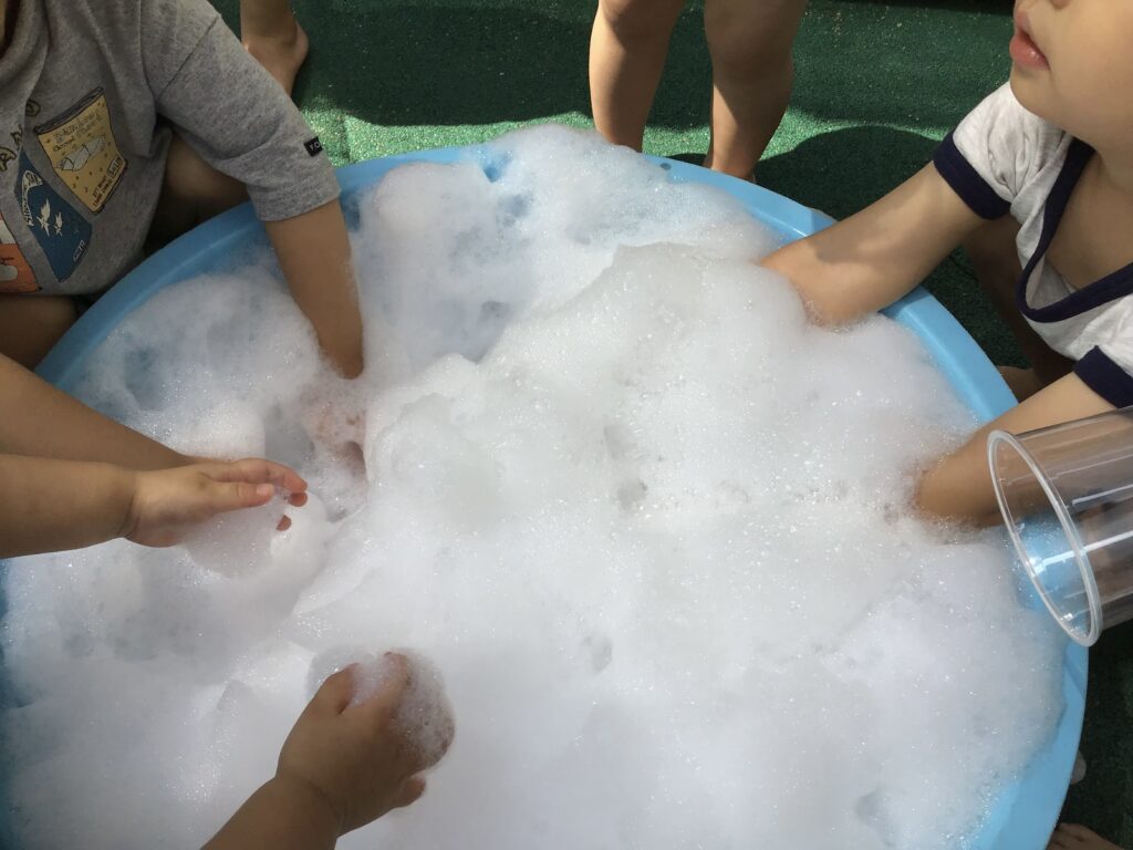 夏ならではの遊びを楽しんでいます。